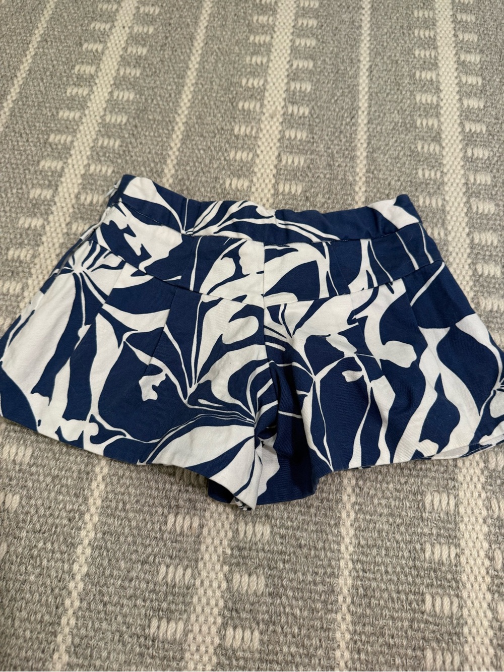 Milly Minis Navy & White Magnolia Print Pleated Shorts Girl’s Size 7